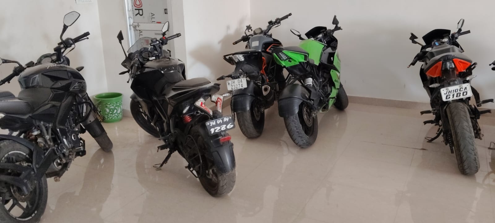 DOMIAR 400 CC USE BIKE IN KATHAL MORE RANCHI 9942041776